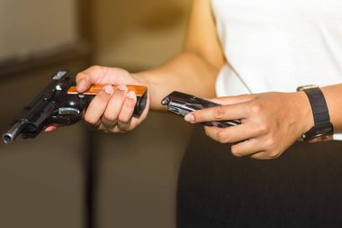 İki yeniden yükleme hukuk icra tabanca aralığı, açık silah görüş de odak çekim Akademisi el