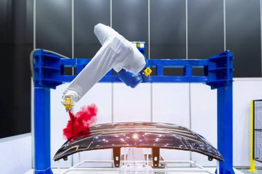 Otomotiv bölümü için sprey boyama robot kol. Yüksek teknoloji üretim kavramı.