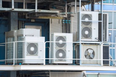 Endüstriyel Hava soğutmalı kondenser fabrika balkonda yüklendi.