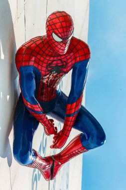 Ayuttaya, Tayland - 15 Kasım 2015: Thung Bua Chom yüzen pazarındaki reklam panolarında Örümcek Adam modeli