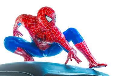 Ayuttaya, Tayland - 16 Kasım 2015: Spider-Man modeli oturmak aşağı beyaz arka plan üzerinde izole araba.