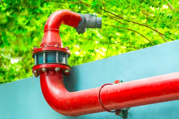 Rote Feuerlöschpumpen Feuerwehranschluss Hydrant Schlauchanschluss Brandbekämpfungsausrüstung Für Feuerwehrleute Der Natur — Stockfoto