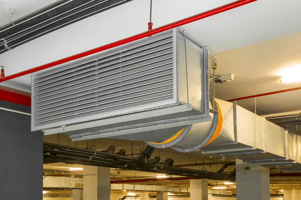 産業用ビルの天井に設置されている産業用エアダクト換気装置及びパイプシステム — ストック写真