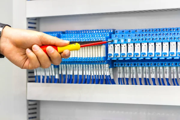 Electricista Trabajo Inspeccionando Reparando Manteniendo Conexión Del Cable Línea Eléctrica —  Fotos de Stock