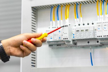 Elektrikçi teftiş, onarım ve bakım kablo bağlantısı yüksek gerilim güç elektrik çizgi endüstriyel dağıtım fuseboard iş başında.