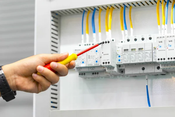 産業分布 Fuseboard 高電圧電源電気の修理やメンテナンスのケーブル接続を点検して 仕事で電気技師 — ストック写真