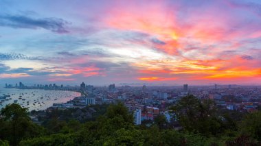 Pattaya, Tayland 'daki alacakaranlık saatindeki bina ve gökdelenler. Pattaya şehri deniz sporları ve gece hayatı eğlenceleriyle ünlüdür..