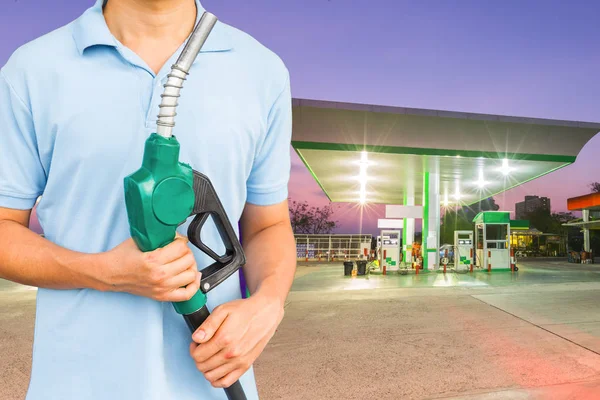 Bocal Combustível Man Hold Para Adicionar Combustível Carro Posto Gasolina — Fotografia de Stock