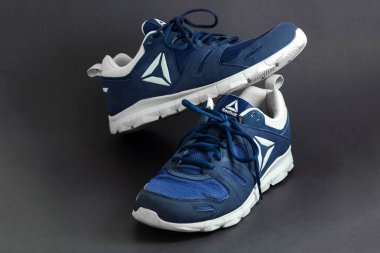 Bangkok, Tayland - 12 Ağustos 2018: şık Reebok spor ayakkabı çalıştırmak için ve rahat çorap varsa, gösterilen Reebok logosu ve ünlü çizgili, açıklayıcı yazı işleri.
