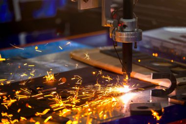 Sac işlem kesme. Otomatik kesim Cnc, Plc makine tarafından lazer kıvılcımlar. imal iş, fabrika, üretim