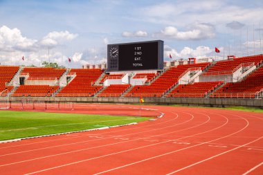Atletizm Stadyumu koşu parkuru kırmızı işaretleri hatları. Başlangıç lane. 1,2,3,4,5,6,7.