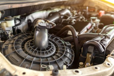 Hava Filtresi, cilalı filtre ve kapak kapak gibi araba motoru iç görünüm.