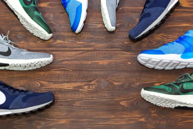Bangkok, Tayland - 2 Eylül 2018: Üstten görünüm Dükkanı ekran Nike Ck Racer, Arrowz, Md Runner 2 modern yeni şık spor ayakkabı koşu ayakkabıları ahşap arka plan doku kopya alanı ile erkekler için.