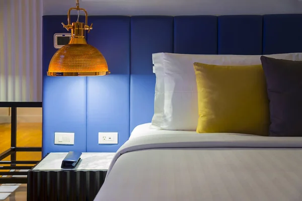 Nowoczesna Lampa Wisząca Włącznikami Światła Stoliku Bocznym Hotelu Sypialnia — Zdjęcie stockowe