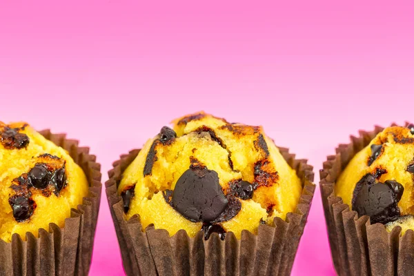 Verse Zelfgemaakte Heerlijke Vanila Chocolade Muffins Cupcake Rolhouder Geïsoleerd Roze — Stockfoto