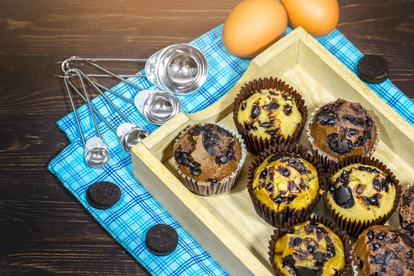 Bovenaanzicht Van Verse Zelfgemaakte Heerlijke Vanila Koffie Chocolade Muffins Rolhouder — Stockfoto