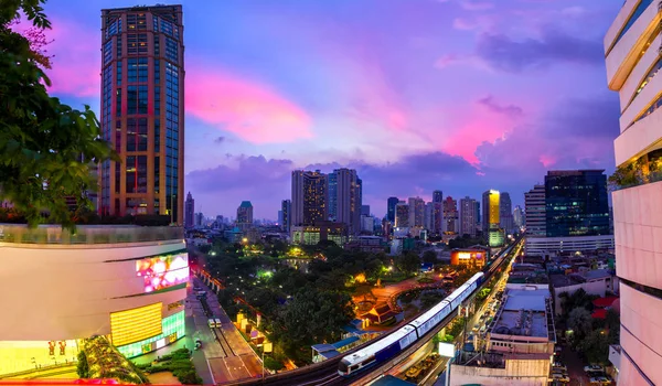 Dzielnicy Biznesowej Bangkoku Sky Train Pierwszym Planie Wzdłuż Zmierzch — Zdjęcie stockowe