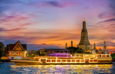 Şafak Tapınağı ile Chao Phraya Nehri Teknesi, Wat Arun, Arka planda Sunset, Yatay