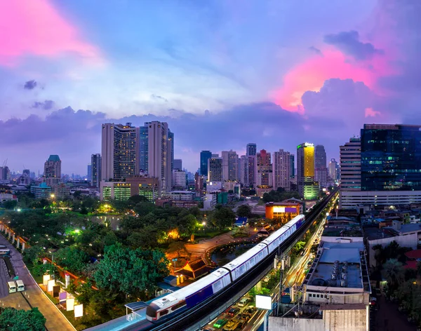 Dzielnicy Biznesowej Bangkoku Sky Train Pierwszym Planie Wzdłuż Zmierzch — Zdjęcie stockowe
