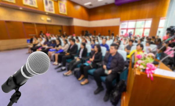 Seminer sınıfında, konferans salonunda ya da ev sahibi, öğretmen ya da antrenör akıl hocası için eğitim etkinliğinde öğrencilerin bulunduğu mikrofon ses hoparlörü..