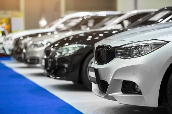 Showroom, satır yeni araçların görünümü.
