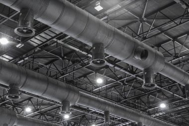 HVAC Kanal Temizleme, yeni binada tavandan asılı gümüş yalıtım malzemesi havalandırma boruları.