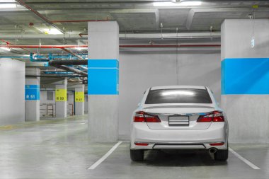 Endüstriyel binada araba ile otopark iç, modern kamu inşaatı.