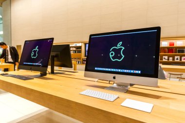 Bangkok, Tayland - 9 Kasım 2018: Apple store shopfront logosu Iconsiam alışveriş merkezi imac bilgisayar lcd ekran üzerinde gösterildi.
