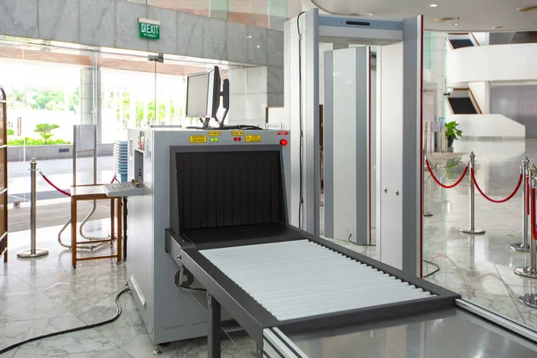 Sicherheitskontrolle Flughafen Mit Metalldetektor Und Röntgenscanner — Stockfoto