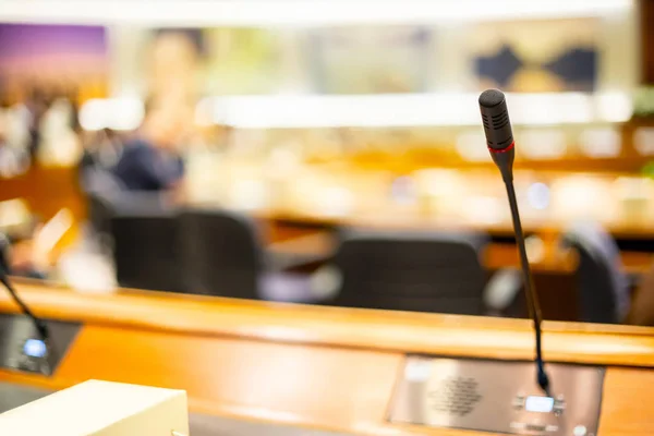 Seminer sınıfında, konferans salonunda ya da ev sahibi, öğretmen ya da antrenör akıl hocası için eğitim etkinliğinde öğrencilerin bulunduğu mikrofon ses hoparlörü..