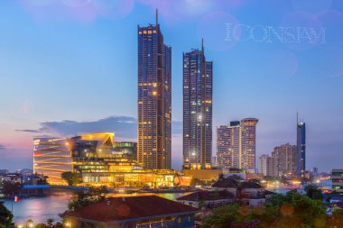 Bangkok, Tayland - 9 Kasım 2018: Grand Iconsiam 1500 açılış güzel ışık gösterisi 2018 robot.