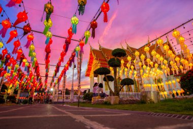 Bangkok, Tayland için alacakaranlık günbatımı zamanı sırasında Lanna fener lambası ile güzel Tay Mermer Tapınak (Wat Benchamabophit)