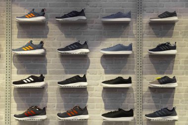 Bangkok, Tayland - 8 Aralık 2018: Dükkanı görüntüsünü Adidas modern yeni şık spor ayakkabı koşu ayakkabıları tuğla duvar arka plan doku erkekler için.