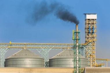 Boru emisyon pollutio kalın duman ile tarım siloları