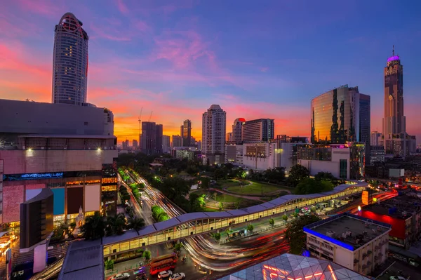 Dzielnica biznesowa Bangkoku z obszarem parku publicznego na pierwszym planie — Zdjęcie stockowe