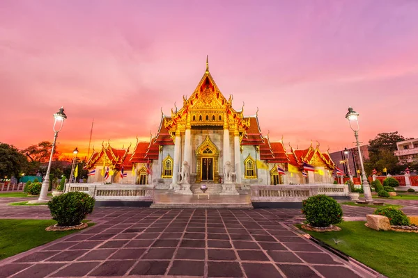 Schöner thailändischer Marmortempel (Wat Benchamabophit) in der Dämmerung — Stockfoto