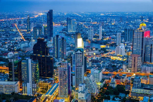 Вид на деловой район Бангкока в ночное время . — стоковое фото