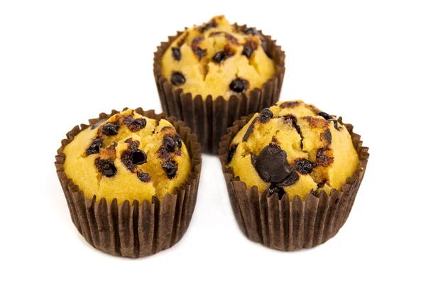 Verse zelfgemaakte heerlijke vanille en chocolade muffins in papier cupcake houder geïsoleerd op witte achtergrond. — Stockfoto