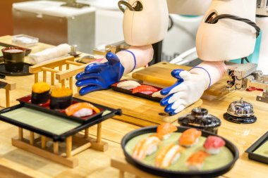 Suşi üreticisi robotlar geleceğin dahi restoranlarında yemek servisi yapıyor