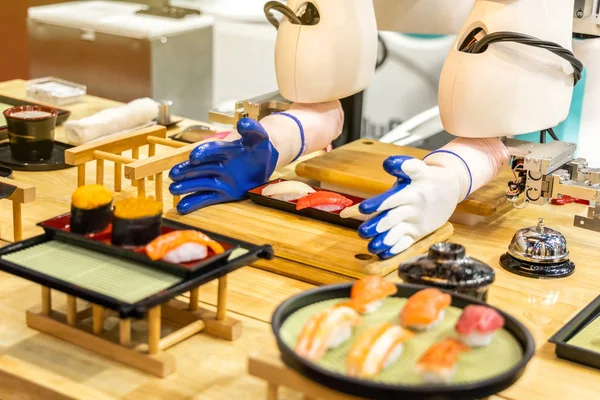 Roboty Sushi Maker służą żywności w przyszłości genialnych restauracji — Zdjęcie stockowe