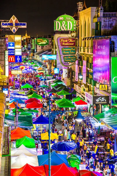 Bangkok, Tayland - 24 Ağustos 2019 : Bangkok'un merkezinde dünyaca ünlü bir turizm bölgesi olan Khaosan Road'da gece hayatı.