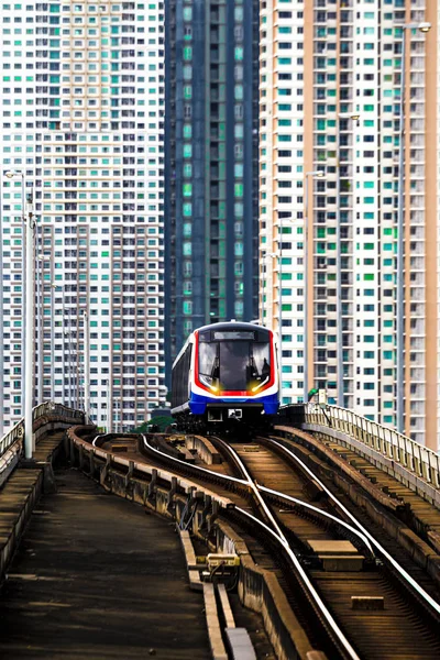 Поезд BTS Sky в Бангкоке со зданием — стоковое фото