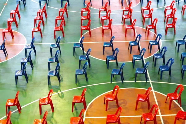 Her Kırmızı Mavi Sandalye Arasına Mesafe Koymak Coronavirüs Covid Salgınını — Stok fotoğraf