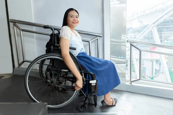 Joven Mujer Discapacitada Silla Ruedas Cerca Pasarela Para Discapacitados Comodidad — Foto de Stock