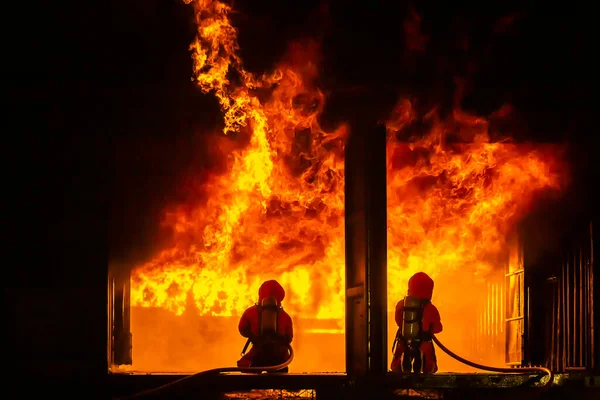 Feuerwehrausbildung Feuerwehrmann Umgang Mit Wasser Und Feuerlöscher Ernstfall Gefahrenfall Alle — Stockfoto