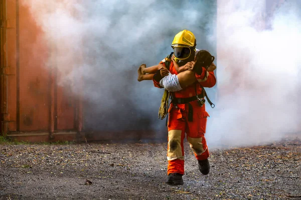 Sauvetage Des Pompiers Pompier Sortant Bâtiment Feu Tenant Sauver Enfant — Photo