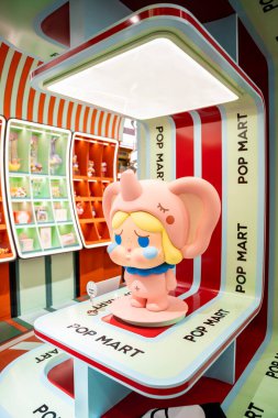 Bangkok, Tayland - 4 Eylül 2025: POP BEAN CRYBABY Fil set Tayland Limited sanat oyuncağı Popmart mağazasında sergileniyor.