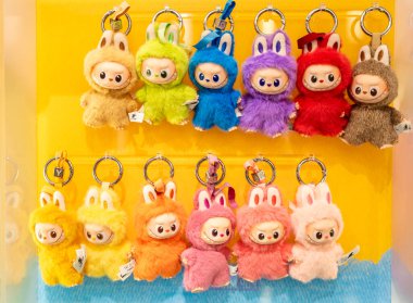 Bangkok, Tayland - 4 Eylül 2025: Pop Mart 'ın kör kutusundan alınmış oyuncak Labubu makarna anahtar zinciri koleksiyonu, Sevgi İçin Monster Pin Serisi popüler oyuncakları