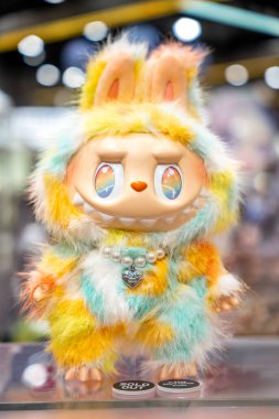 Bangkok, Tayland - 4 Eylül 2025: Sanat oyuncakları Labubu The Monsters Big into Energy-Rock The Universe Vinyl Plush Doll Popmart mağazasında sergilenmektedir. Popüler eşyalar bebek.