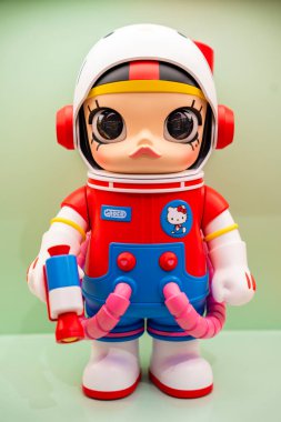 Bangkok, Tayland - 4 Eylül 2025: Merhaba Kitty (MEGA SPACE MOLLY 400 Sanrio Karakterleri Serisi) Popmart Store 'da sergileniyor.